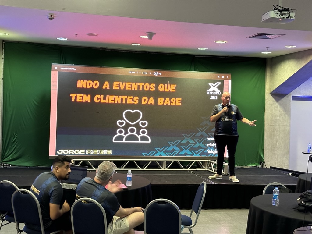 Jorge Regis palestrando no evento XMenu 2023