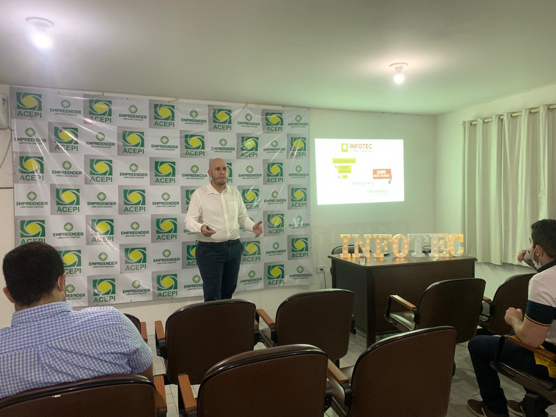 Jorge Regis palestrando na ACEPI sobre tecnologia para o varejo